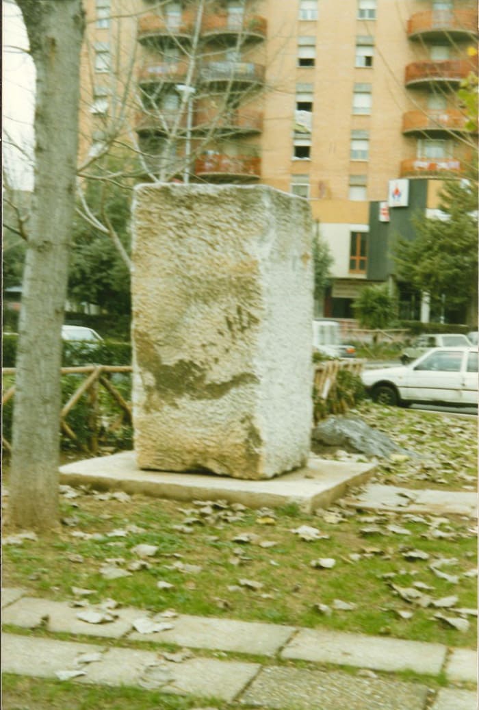 1990 opera in marmo scolpita sul posto