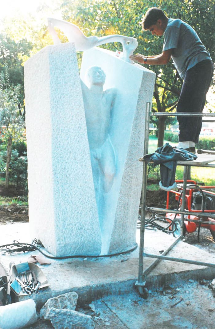 1990 opera in marmo scolpita sul posto