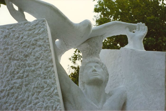 1990 opera in marmo scolpita sul posto