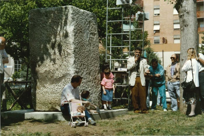 1990 opera in marmo scolpita sul posto