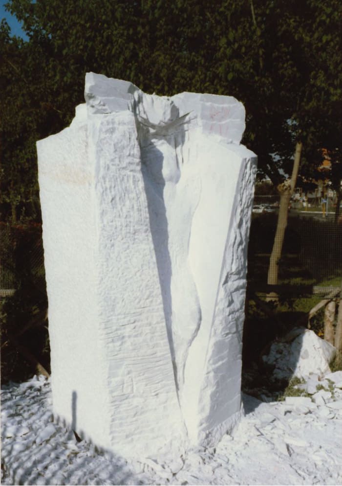1990 opera in marmo scolpita sul posto