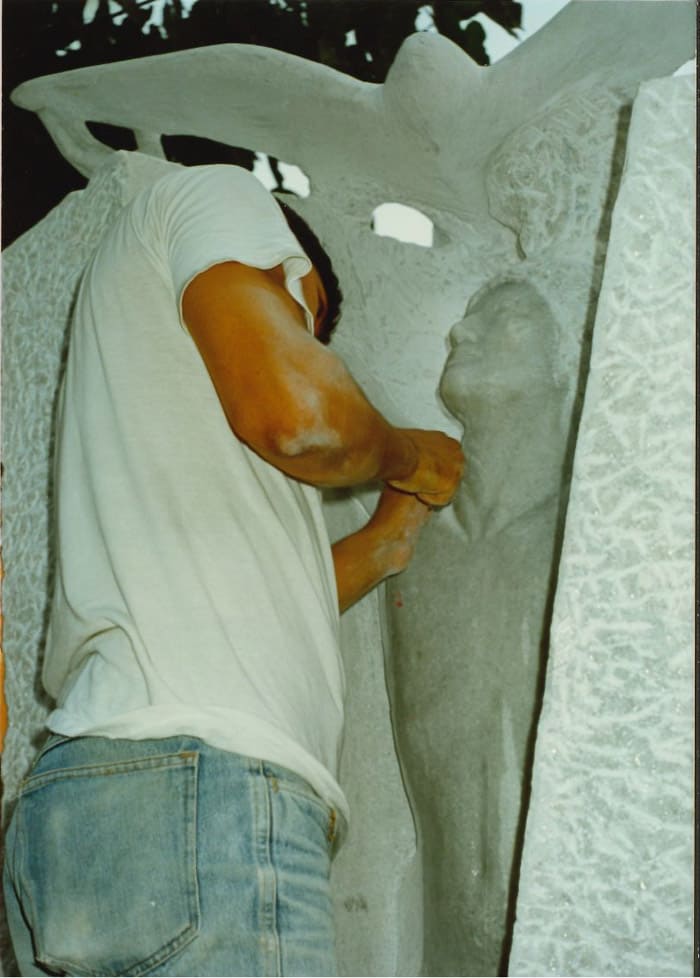 1990 opera in marmo scolpita sul posto